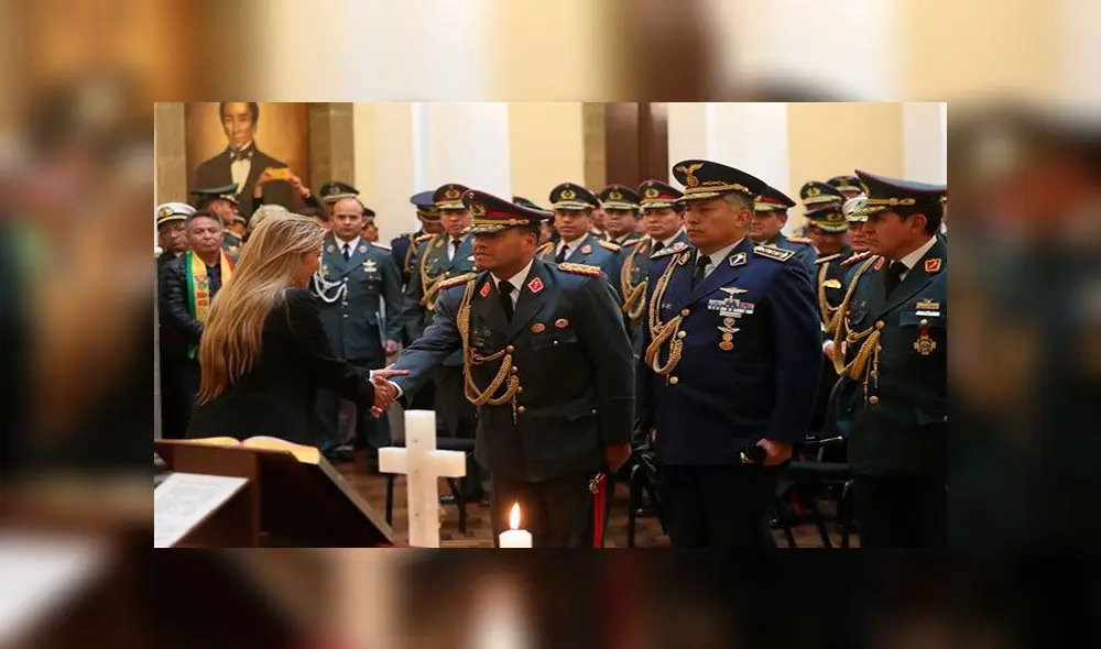 La mandataria interina de Bolivia, Jeanine Áñez (i) saludó al nuevo comandante en jefe, Carlos Orellana Centellas (2i), durante la juramentación del nuevo alto cargo militar. Foto: EFE