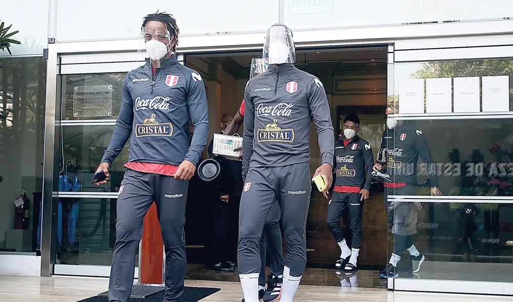 Seguros. Los jugadores a la salida del hotel de concentración, hacia la Videna, bajo estrictas medidas de bioseguridad.