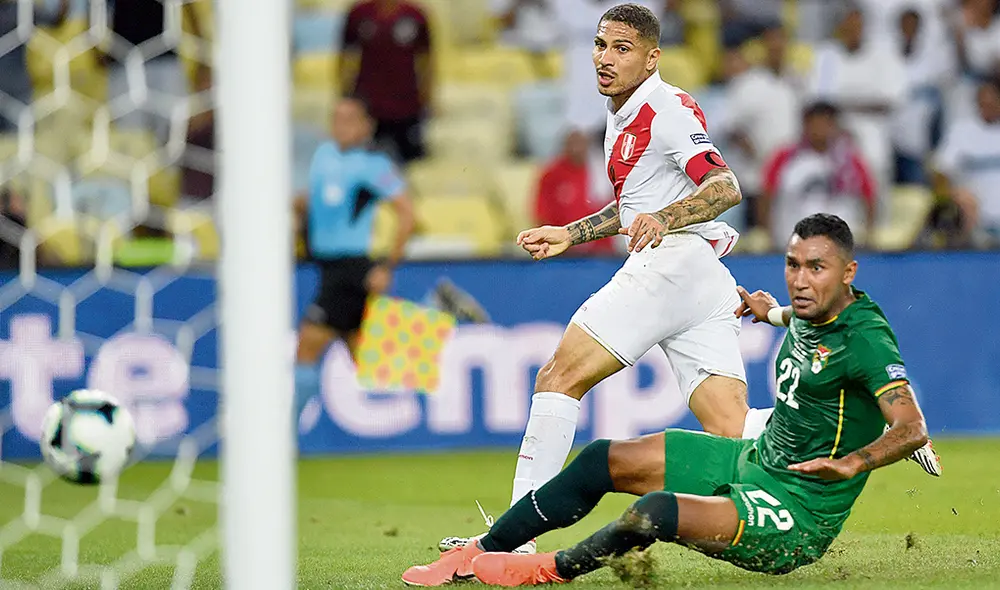 Imparable. Guerrero ya superó al arquero Lampe y define para anotar. Lleva cinco copas América consecutivas marcando.
