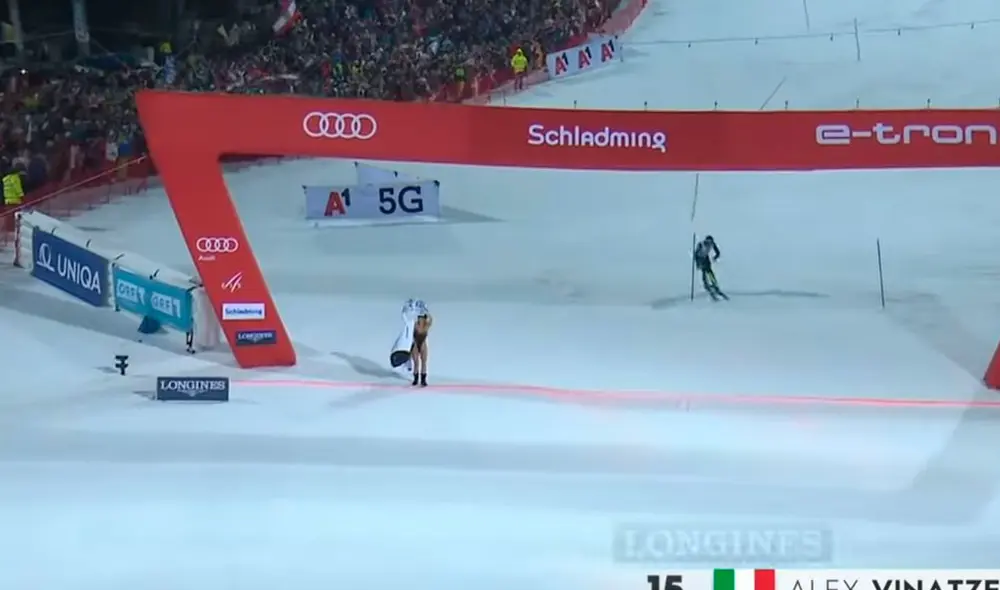 Kinsey Wolanski irrumpió en el Mundial de Esquí en plena carrera del italiano Alex Vinatzer. Foto: Captura