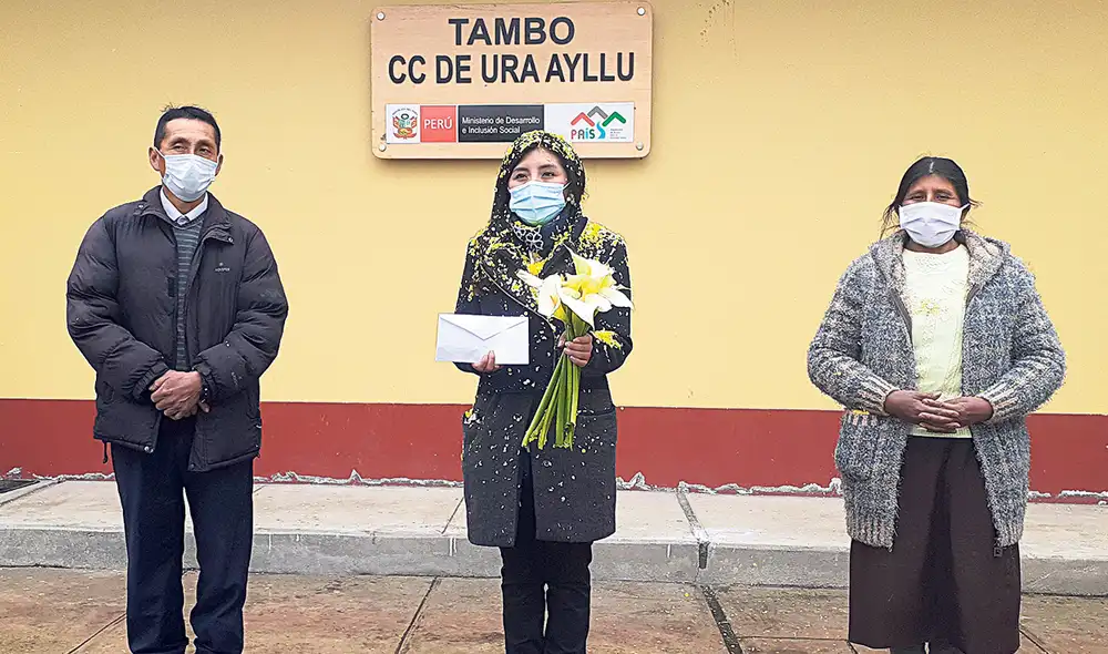 Licenciada. Maribel Huaquisto en medio de sus padres. La falta de internet no fue una barrera. (Foto: MIDIS) Licenciada. Maribel Huaquisto en medio de sus padres. La falta de internet no fue una barrera. (Foto: MIDIS)