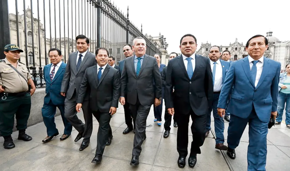 Paso aparte. Encabezados por Urresti, los congresistas electos de Podemos llegaron en grupo separado de su presidente, José Luna Gálvez, investigado por la Fiscalía en el caso Lava Jato. Foto: Jorge Cerdán Paso aparte. Encabezados por Urresti, los congresistas electos de Podemos llegaron en grupo separado de su presidente, José Luna Gálvez, investigado por la Fiscalía en el caso Lava Jato. Foto: Jorge Cerdán