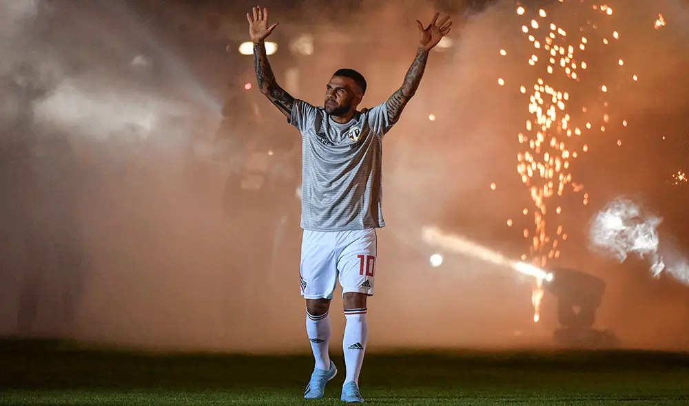 Dani Alves tuvo acompañantes de lujo en su presentación con el Sao Paulo. | Foto: AFP
