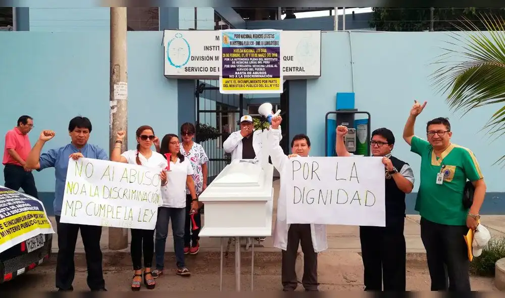 Lambayeque: Médicos forenses protestas con ataúd frente a morgue de Chiclayo [VIDEO]