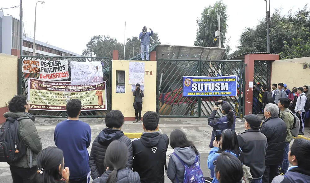 El grupo de estudiantes se pronunció ante los recientes hechos. El grupo de estudiantes se pronunció ante los recientes hechos.