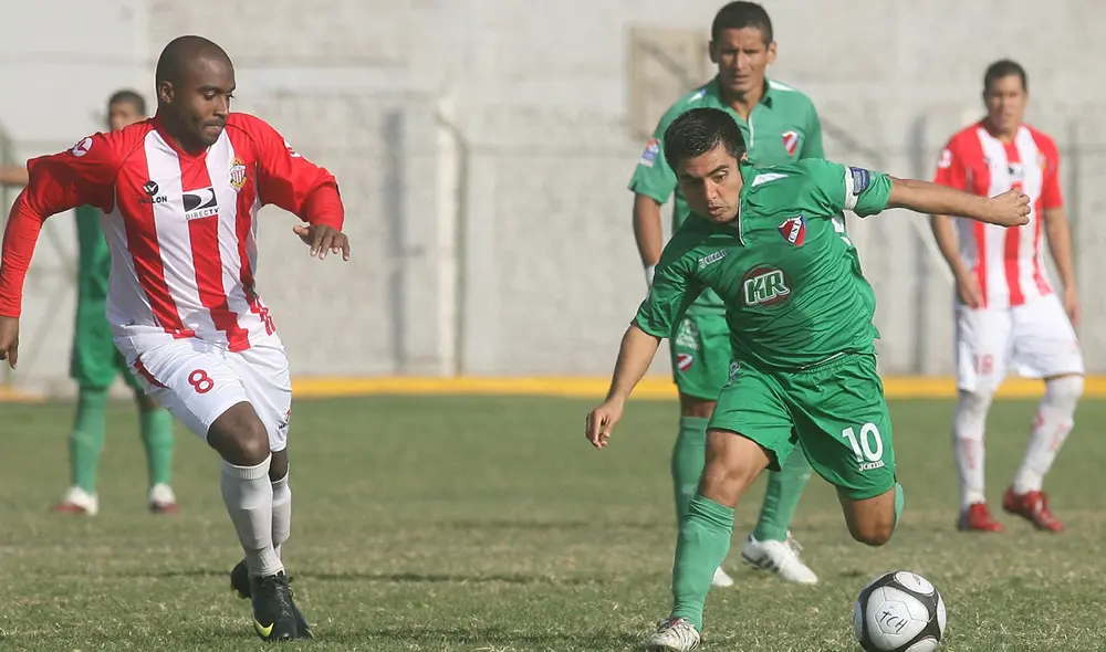 Pese a medir solo 1,57 metros, Carlos Barrena pudo destacar en varios clubes de primera división e incluso ganó títulos en segunda. Foto: Líbero
