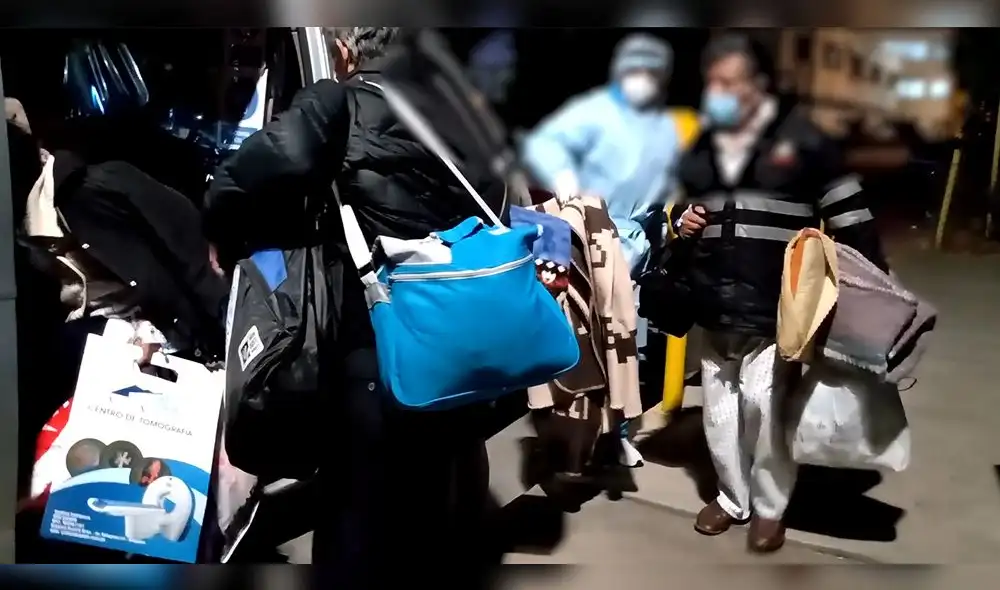 Arequipa: Trasladan a pacientes COVID-19 que están a la intemperie a otros establecimientos Arequipa: Trasladan a pacientes COVID-19 que están a la intemperie a otros establecimientos