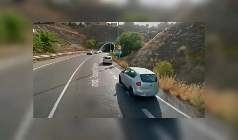 Desliza las imágenes para ver la increíble escena que registró Google Maps en una carretera de España. Foto: Google Desliza las imágenes para ver la increíble escena que registró Google Maps en una carretera de España. Foto: Google