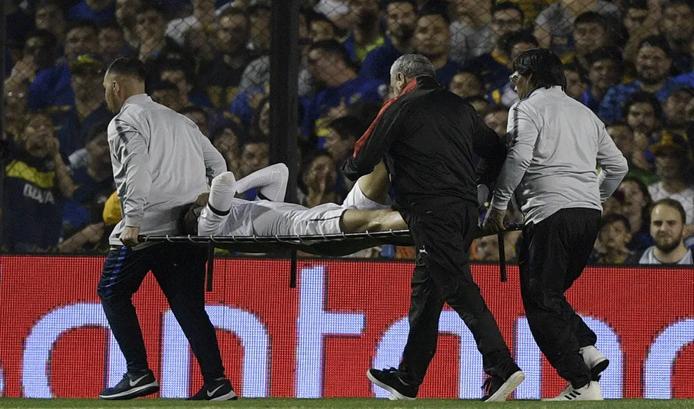Christian Cruz, defensa de Liga de Quito, quebró el pie derecho al evitar el gol de Carlos Tévez. | Foto: AFP