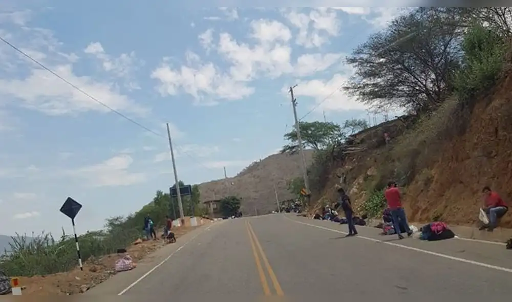 Caminantes en la carretera Chiclayo-Chota Caminantes en la carretera Chiclayo-Chota