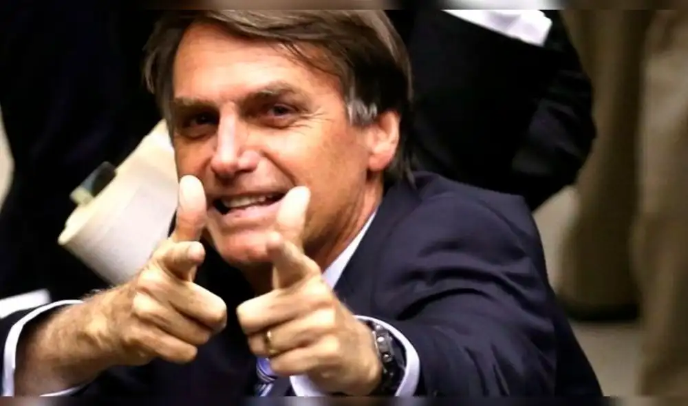 Brasil: Candidato enseña a niña cómo hacer una pistola con la mano| VIDEO