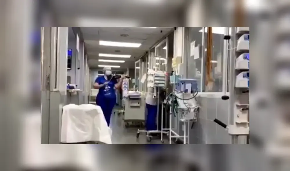 La mujer camina por los pasillos del hospital con violín en mano y toca para los pacientes con coronavirus. Foto: Facebook La mujer camina por los pasillos del hospital con violín en mano y toca para los pacientes con coronavirus. Foto: Facebook