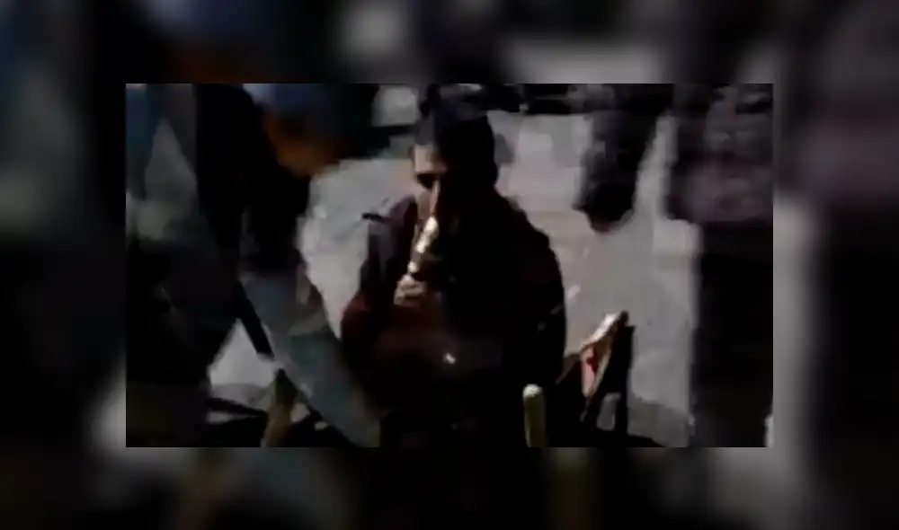 En Facebook, un hombre sorprendió a los transeúntes al interpretar ‘Lo olvidé’ del cantante peruano Pedro Suárez Vértiz.