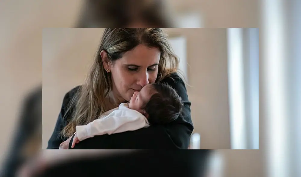 Luciana Lira con el pequeño Neysel, a quien acogió ante la enfermedad de su madre. Fuente: Getty Images. Luciana Lira con el pequeño Neysel, a quien acogió ante la enfermedad de su madre. Fuente: Getty Images.