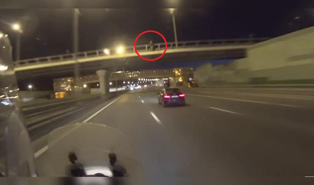 Asombro en YouTube, por la reacción que tuvo motociclista con un sujeto suicida [VIDEO]