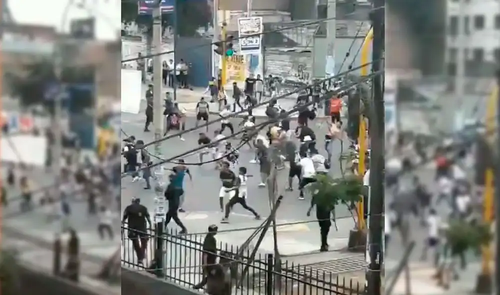 Barristas de Alianza Lima se enfrentan afuera del Alejandro Villanueva. Foto: Captura