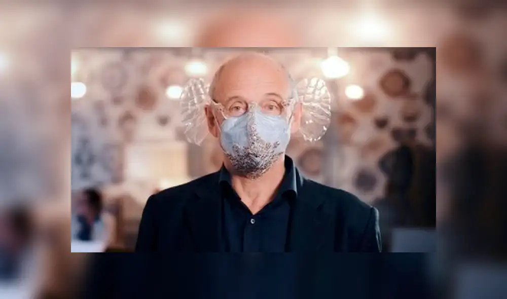 Fischer recuerda que al poner las manos ahuecadas detrás de los oídos la música suena "más cálida y fuerte" y que por eso ha inventado "la mascarilla acústica”. Foto: YouTube Fischer recuerda que al poner las manos ahuecadas detrás de los oídos la música suena "más cálida y fuerte" y que por eso ha inventado "la mascarilla acústica”. Foto: YouTube