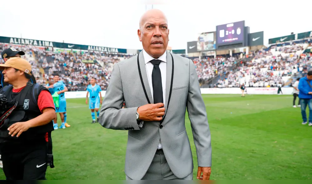 Roberto Mosquera destruye a jugador de Binacional en reto de bailar salsa. Roberto Mosquera destruye a jugador de Binacional en reto de bailar salsa.