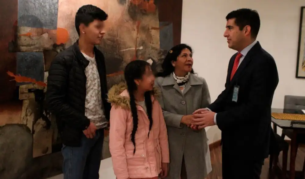 Lilia Paredes y sus hijos abordaron un vuelo que los llevó a territorio mexicano. Foto: Twitter Lilia Paredes y sus hijos abordaron un vuelo que los llevó a territorio mexicano. Foto: Twitter