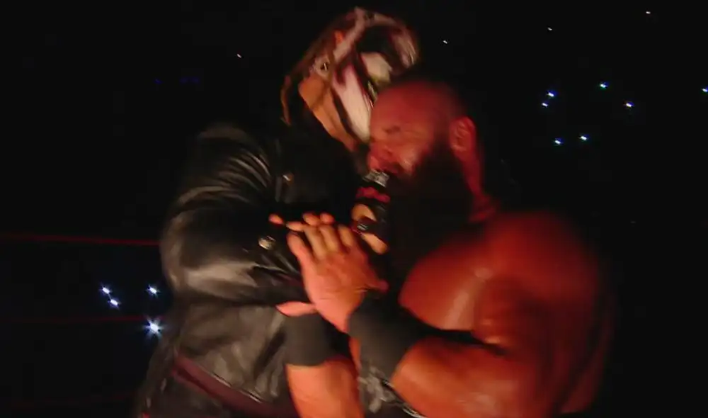 The Fiend volvió hacer de las suyas y atacó a Braun Strowman en medio de su pelea con Seth Rollins. Revive todos los combates del show rojo. The Fiend volvió hacer de las suyas y atacó a Braun Strowman en medio de su pelea con Seth Rollins. Revive todos los combates del show rojo.