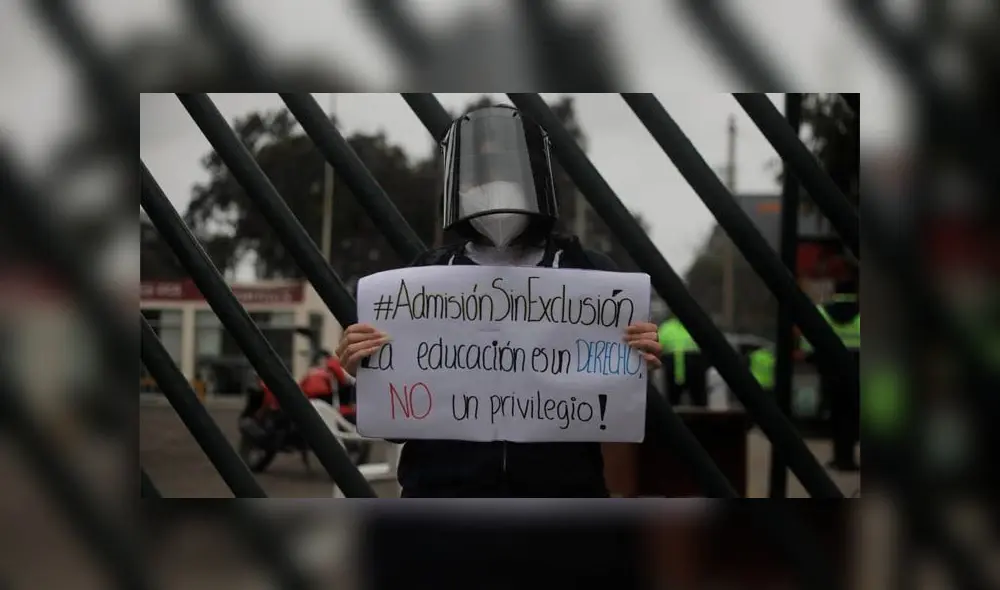 Alumnos de la Universidad Nacional Mayor de San Marcos realizan plantón en contra del examen de admisión virtual.  Créditos :Jorge Cerdan / La República.