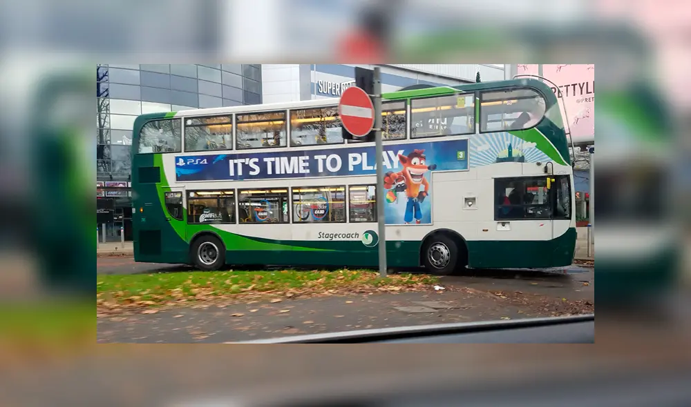 El bus promocional con el nuevo 'render' de Crash Bandicoot.