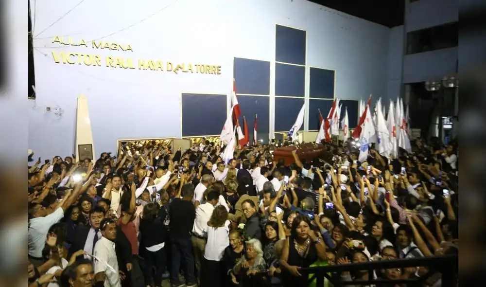 Alan Garcia llegó a la Casa del Pueblo para ser velado [FOTOS]