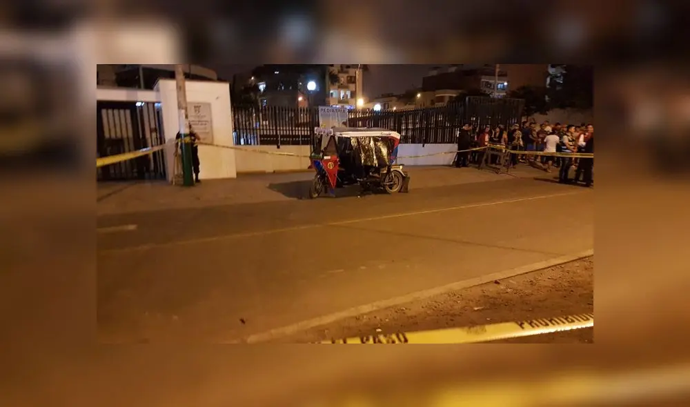 Cadáver de hombre se quedó en la mototaxi hasta la llegada de fiscal y policías. (Foto: Grace Mora / La República)