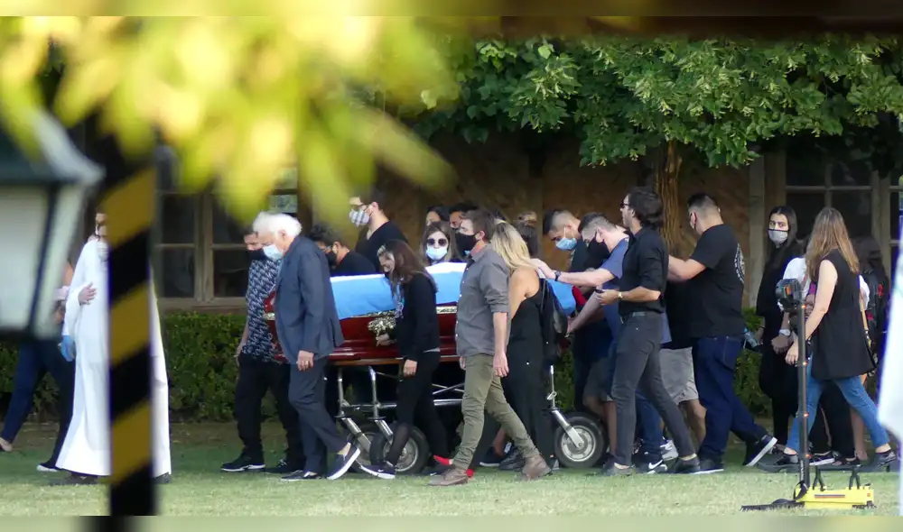 Los restos de Maradona fueron trasladados al cementerio privado Jardín Bella Vista, a unos 40 kilómetros de Buenos Aires. Foto: EFE/ENRIQUE GARCIA MEDINA. Los restos de Maradona fueron trasladados al cementerio privado Jardín Bella Vista, a unos 40 kilómetros de Buenos Aires. Foto: EFE/ENRIQUE GARCIA MEDINA.