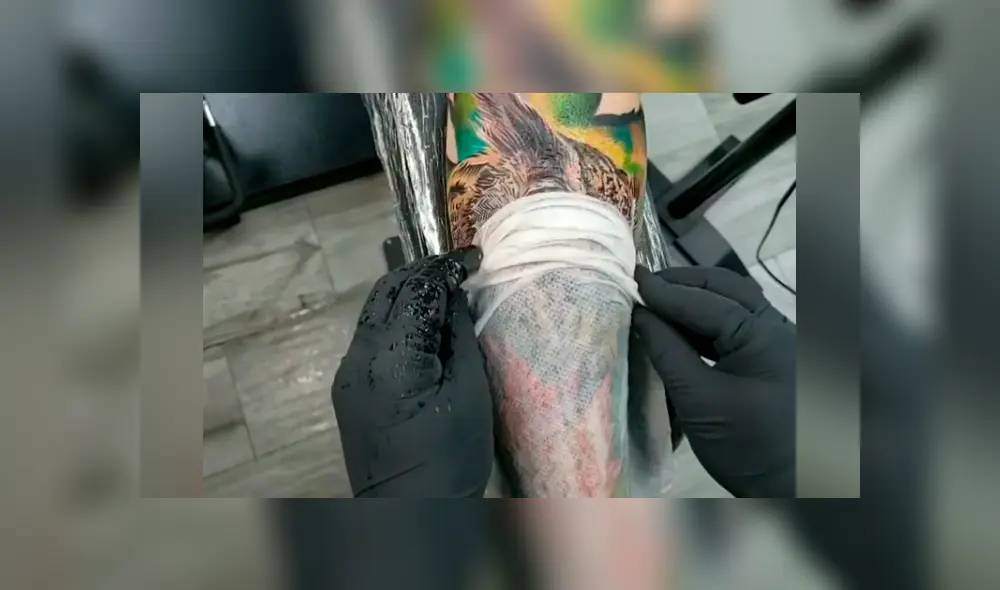 Desliza hacia la izquierda para ver el tatuaje 'ultra realista' que se hizo viral en YouTube de un búho diseñado en el brazo de un joven. Desliza hacia la izquierda para ver el tatuaje 'ultra realista' que se hizo viral en YouTube de un búho diseñado en el brazo de un joven.