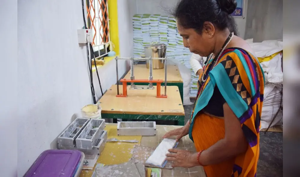 En el documental Period. End of Sentence, un grupo de mujeres de la India confeccionan sus toallas higiénicas.