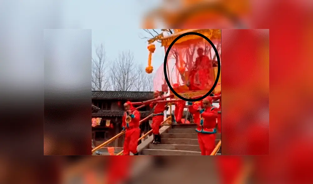 Facebook viral: Súbditos protagonizan doloroso 'blooper' al pasear a su soberana por las calles [VIDEO]