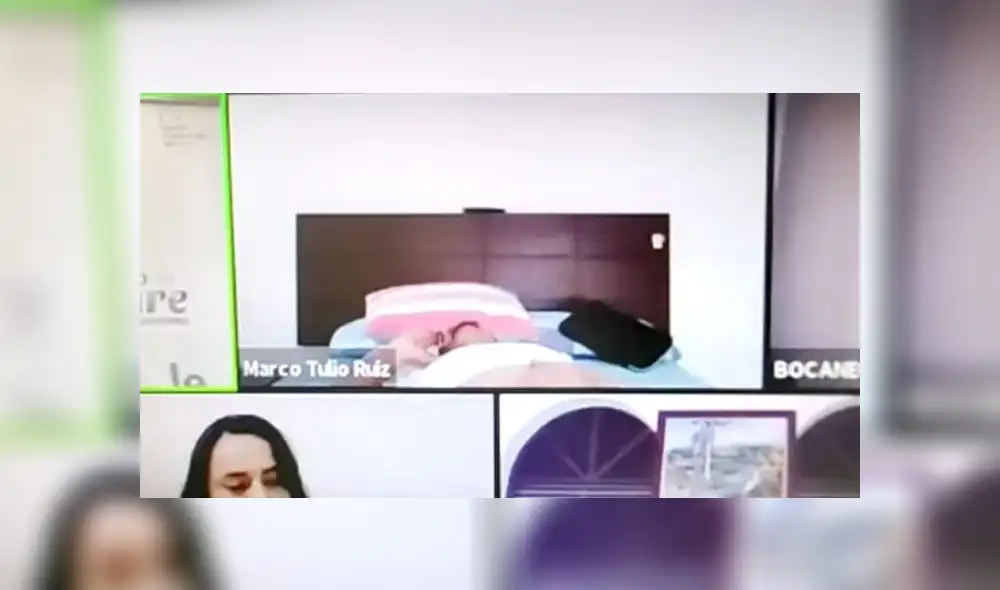 En plena videollamada, funcionario se echó en su cama y empezó a hablar por teléfono. Foto: Captura