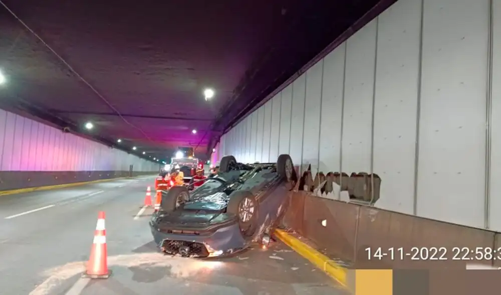 El auto robado, que no tenía más de 40 kilómetros recorridos, resultó con serios daños debido al accidente. Foto: Meganoticias El auto robado, que no tenía más de 40 kilómetros recorridos, resultó con serios daños debido al accidente. Foto: Meganoticias