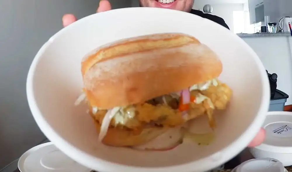 Desliza las imágenes para ver cómo luce este pan con pejerrey que se vende a 16 soles en un restaurante limeño. Fotocaptura: El Cholo Mena/YouTube