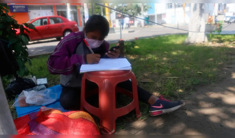 Captan a menor recibiendo clases virtuales en plena calle Captan a menor recibiendo clases virtuales en plena calle