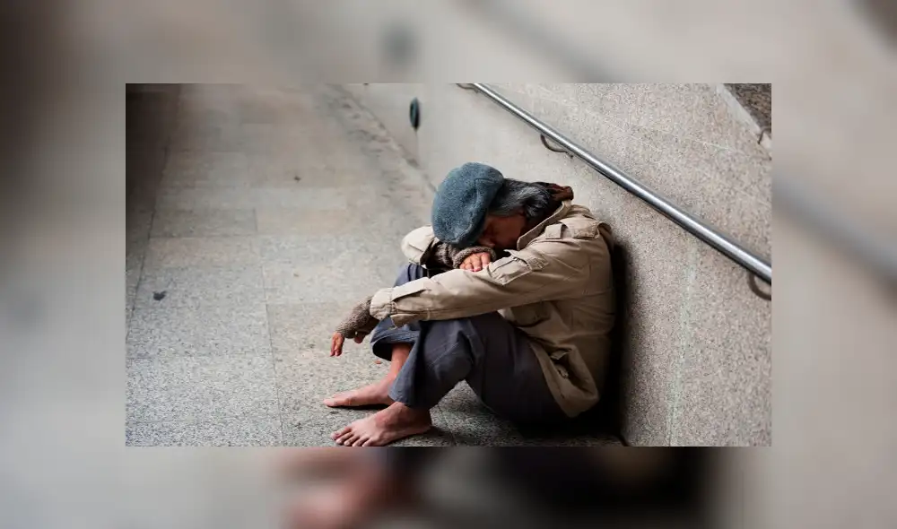 Mendigo hereda un millón de dólares, decide no cobrarlos y continúa viviendo en las calles