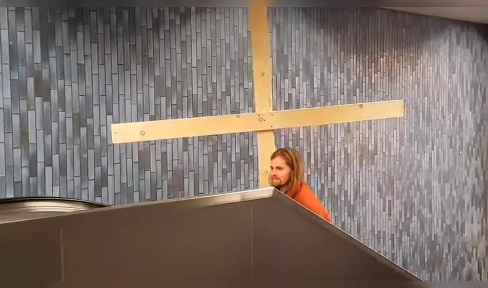 YouTube Viral: 'Jesús' quiso subir por escalera eléctrica y pasa lo peor [VIDEO]