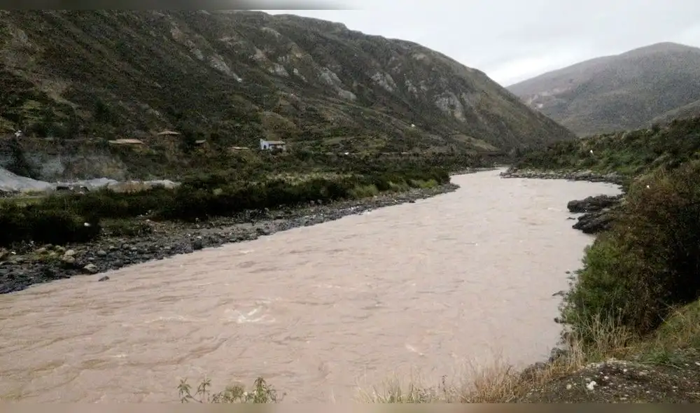 El cuerpo de la mujer terminó siendo arrastrado por las corrientes del río Mantaro. El cuerpo de la mujer terminó siendo arrastrado por las corrientes del río Mantaro.