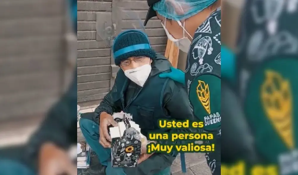 El señor agradeció el gesto por parte del trabajador del restaurante. Foto: Captura/TikTok/Papas Queens