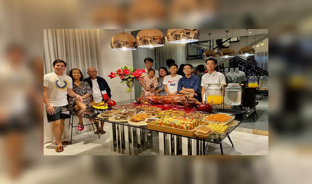 En Facebook, un joven fue adoptado por una humilde familia y 25 años después los quiso recompensar con una casa.