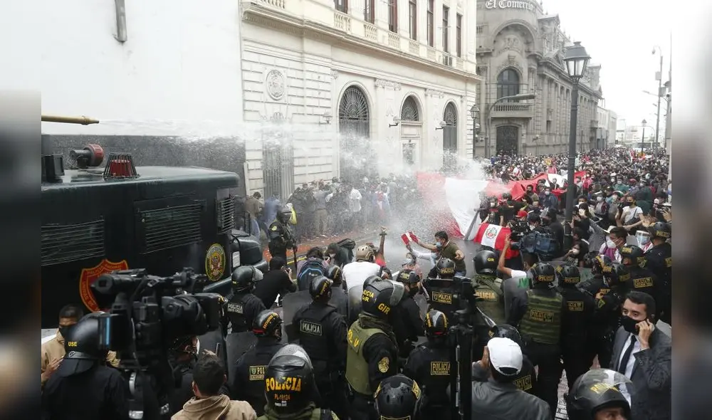 Agresiones a los manifestantes que expresan su rechazo a l golpe de Estado. Foto: Marco Cotrina/La República