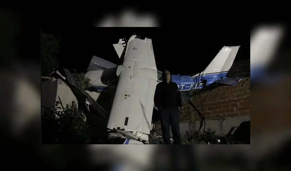 Avioneta se queda sin combustible y cae sobre el techo de una casa [VIDEO]