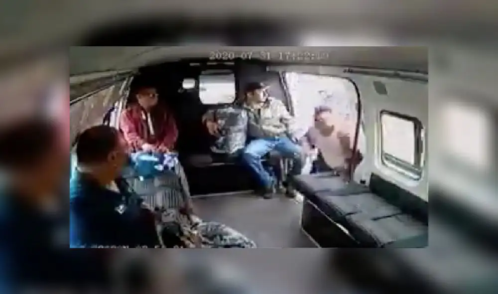 Pasajeros glpearon a ladrón e impidieron robo dentro de una combi en México. Foto: Captura Video.