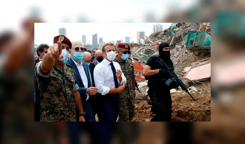 Emmanuel Macron, rodeado de militares libaneses, visitó el lugar devastado de la explosión en el puerto de Beirut. Foto: AFP Emmanuel Macron, rodeado de militares libaneses, visitó el lugar devastado de la explosión en el puerto de Beirut. Foto: AFP