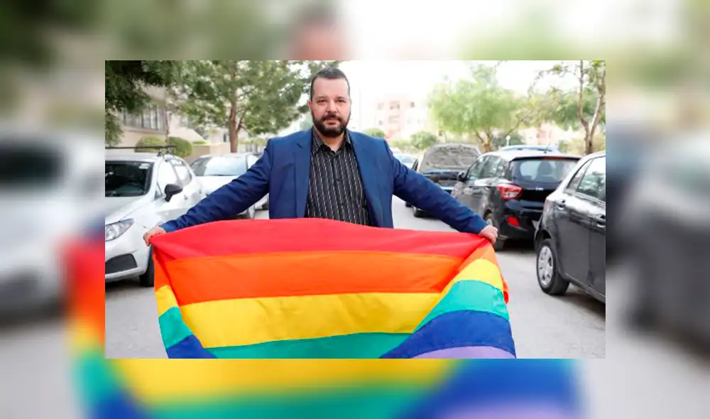 Munir Baatur posa con la bandera arcoíris en Túnez. EFE Munir Baatur posa con la bandera arcoíris en Túnez. EFE