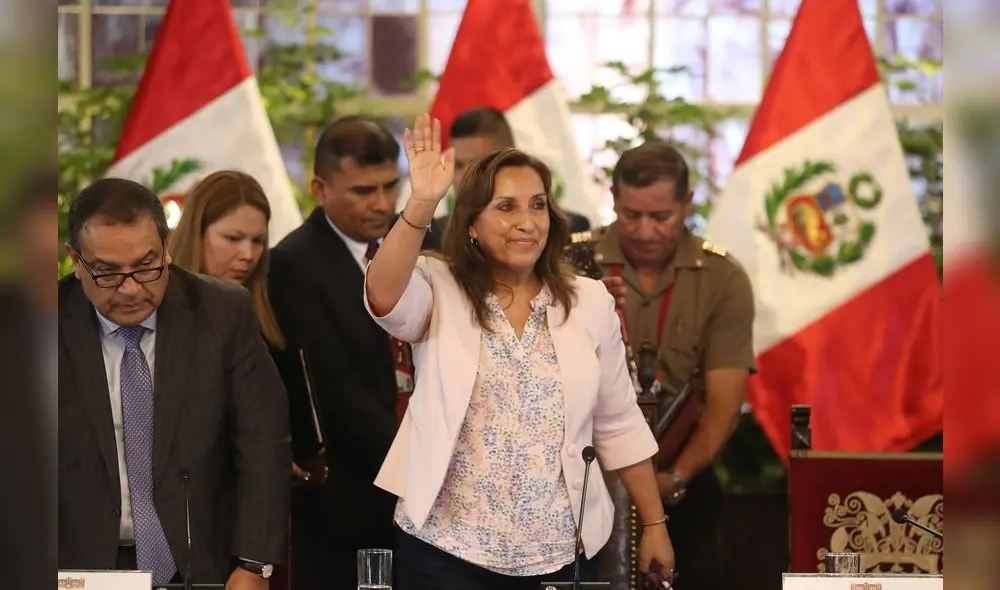 Líder. “El desenlace aquí es que podría venir un líder autoritario a buscar consensos... A López Aliaga no lo
veo... ¿Keiko? En este momento, no parece”. Líder. “El desenlace aquí es que podría venir un líder autoritario a buscar consensos... A López Aliaga no lo
veo... ¿Keiko? En este momento, no parece”.