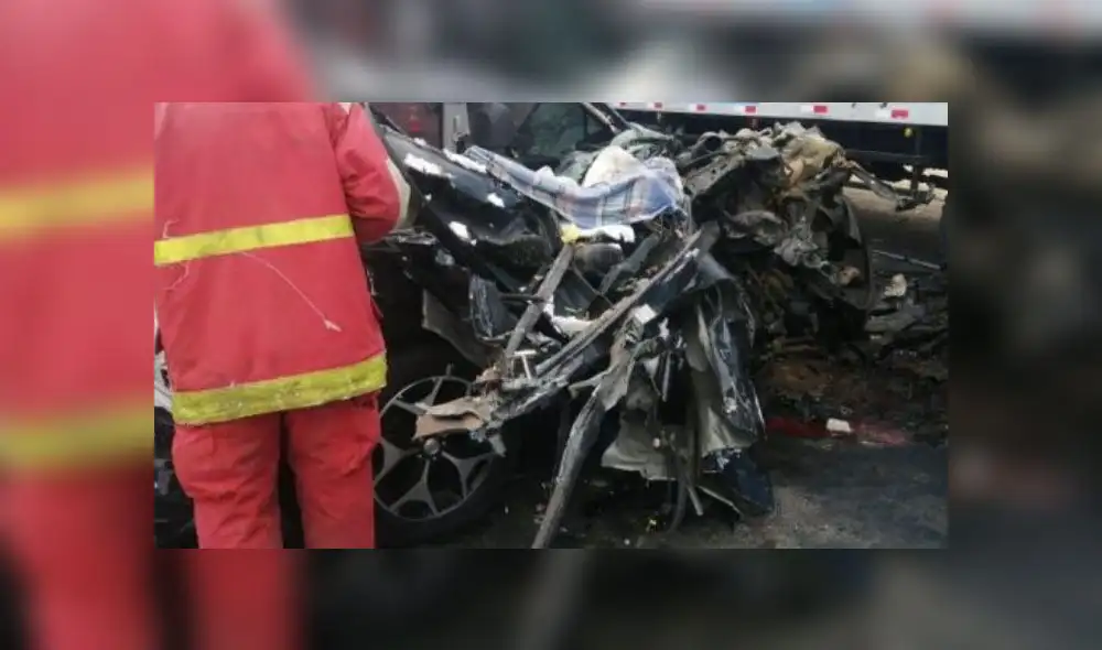Moderna camioneta quedó completamente destruida, generando la muerte inmediata de su copiloto. (Foto: Difusión)