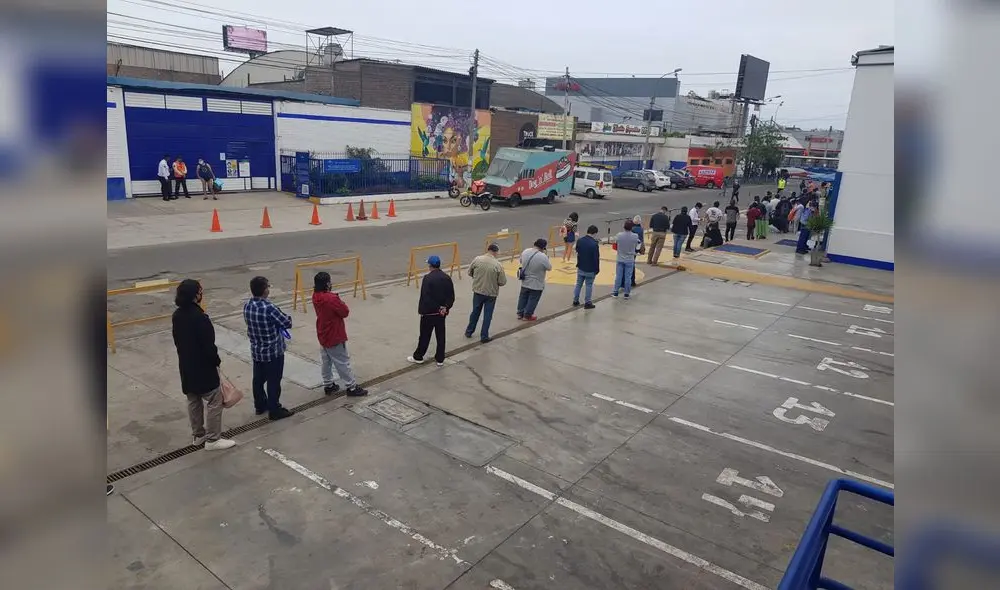 Personas formaron colas desde tempranas horas de la mañana. Foto: La República