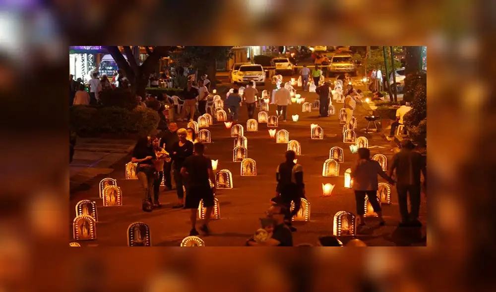 Ciudadanos caminaron el sábado por una calle adornada con faroles durante la tradicional "Noche de las velitas", que marca en muchas ciudades del país el inicio de la Navidad. Foto: EFE Ciudadanos caminaron el sábado por una calle adornada con faroles durante la tradicional "Noche de las velitas", que marca en muchas ciudades del país el inicio de la Navidad. Foto: EFE